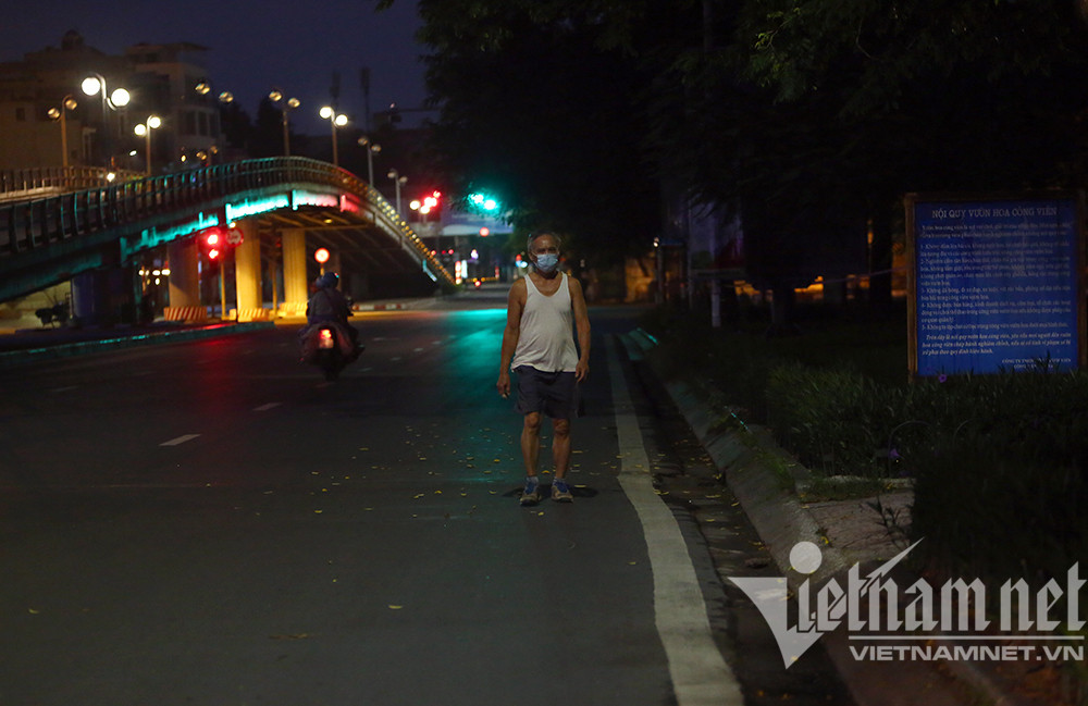 Công điện số 18 về việc tiếp tục thực hiện Chỉ thị 17 thêm 15 ngày, đến 6h ngày 23/8, mọi sinh hoạt của người dân Hà Nội cũng dần thay đổi, thích nghi, chấp hành nghiêm các yêu cầu phòng chống dịch.