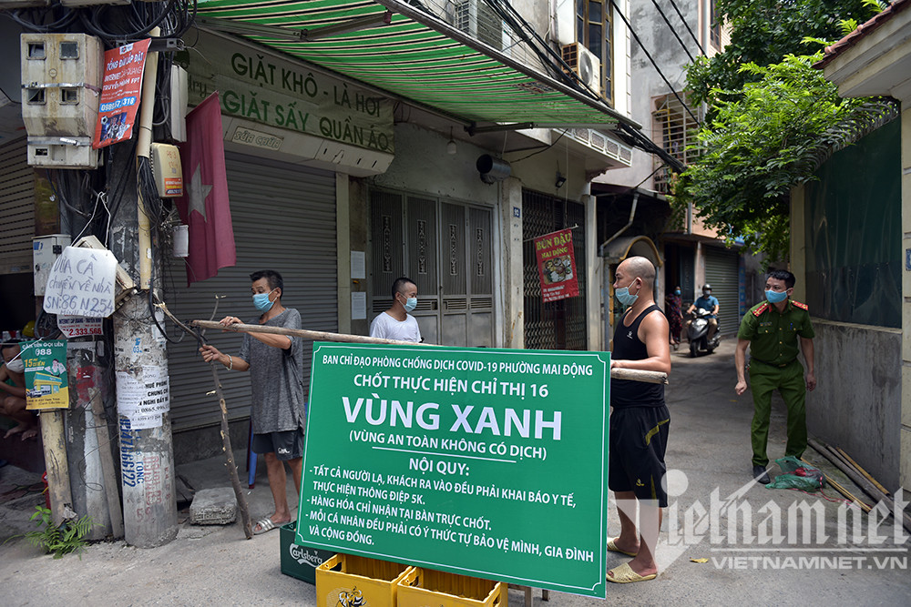 Nhiều ngõ phố, khu vực trên địa bàn Hà Nội chưa có ca nhiễm Covid-19, người dân cùng chính quyền chung tay bảo vệ, lập các chốt vùng xanh thực hiện Chỉ thị 16 của Thủ tướng Chính phủ.