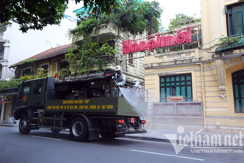 Trong những ngày giãn cách, lực lượng quân đội triển khai phun khử khuẩn ở nhiều nơi. Ngày 26/7 tiến hành phun khử khuẩn quanh hồ Gươm và 10 phường phố cổ quận Hoàn Kiếm.