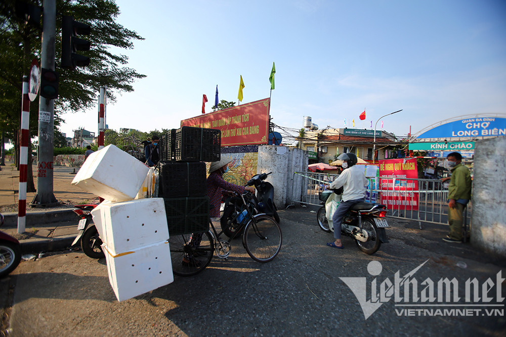 Ngày 2/8 khu bán cá chợ Long Biên phong toả. Đến ngày 3/8 ban quản lý chợ quyết định đóng cửa toàn bộ chợ, tiến hành phun khử khuẩn.