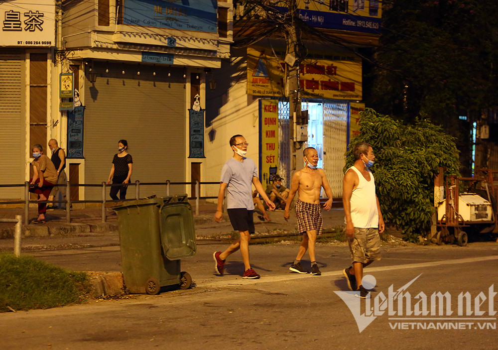 Hà Nội thực hiện giãn cách - đồng nghĩa là người dân không ra ngoài khi có không có việc quan trọng, khẩn cấp. Tuy nhiên, trong những ngày đầu, khi chưa quen với nếp sống giãn cách, một số người dân ở Hà Nội vẫn giữ nhịp tập thể dục, nhưng đi tập từ 3-4 giờ sáng để "né" bị xử phạt.