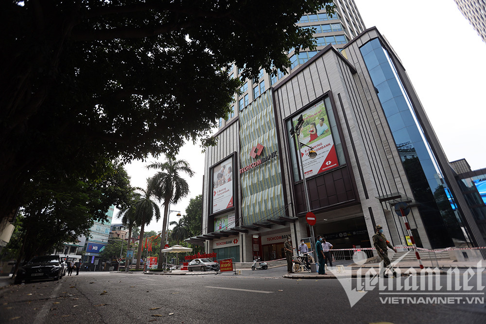 Dịch bệnh ở cộng đồng nên đã có nhiều điểm bị tạm phong tỏa để thực hiện các biện pháp cách ly, truy vết. Ngày 28/7 Hà Nội phong toả tạm thời trung tâm thương mại Vincom (phố Bà Triệu) để test nhanh các ca nhiễm covid-19 trong toà nhà và tiến hành phun khử khuẩn.