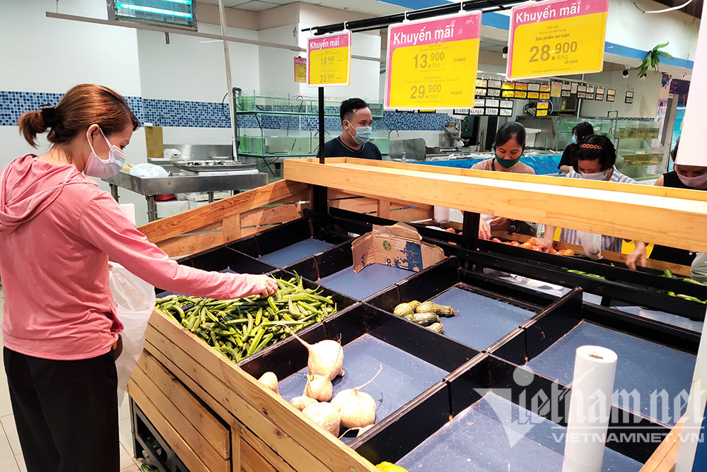 Tối 23/7, khi nghe thông tin Hà Nội thực hiện giãn cách theo Chỉ thị 16 của Thủ tướng Chính phủ, thực hiện từ 6h ngày 24/7, nhiều người dân đã đến các siêu thị mua lương thực chuẩn bị cho những ngày giãn cách.