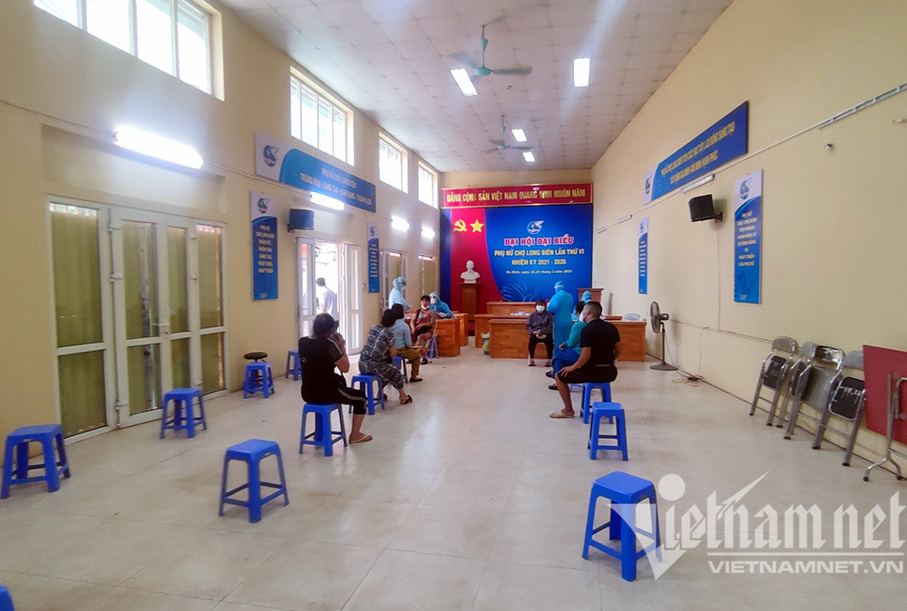 Các tiểu thương chợ Long Biên test Covid-19.