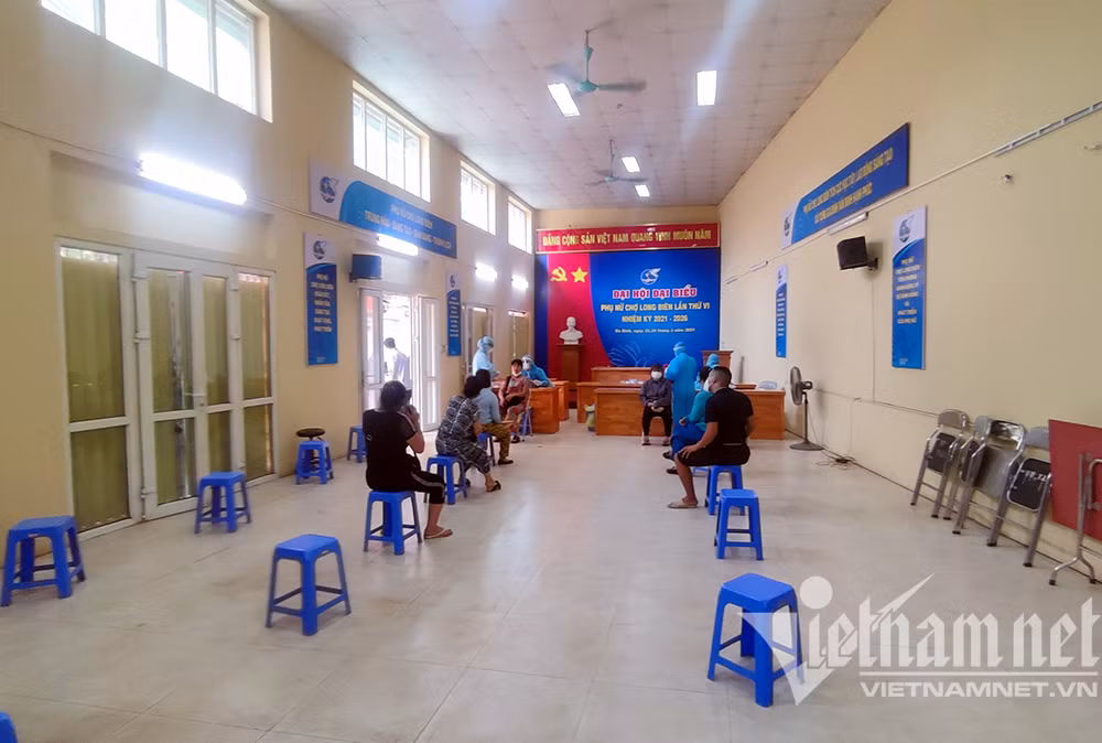 Các tiểu thương chợ Long Biên test Covid-19.