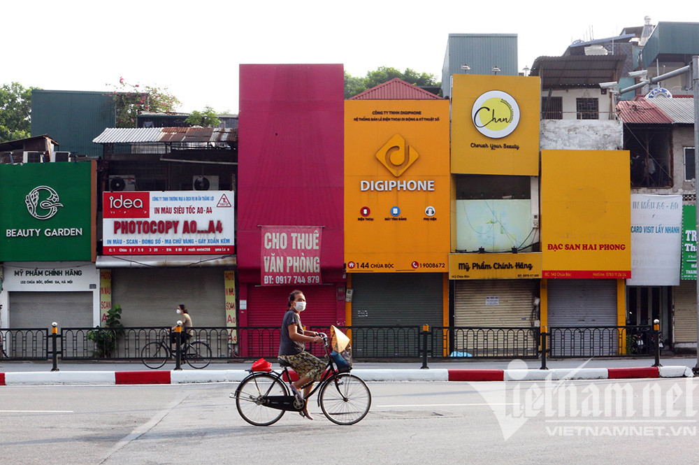 Sáng 24/7, ngày đầu tiên toàn thành phố thực hiện cách ly xã hội, đường phố Hà Nội thưa vắng chưa từng thấy.