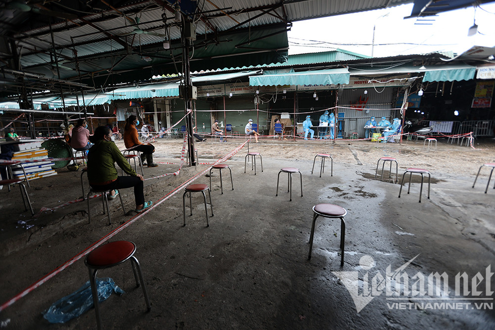 Ngày 1/8, chợ đầu mối Phùng Khoang (quận Nam Từ Liêm - Hà Nội) xét nghiệm toàn bộ các tiểu thương trong chợ vì có 1 ca nhiễm Covid-19, sau đó đóng cửa tạm thời.