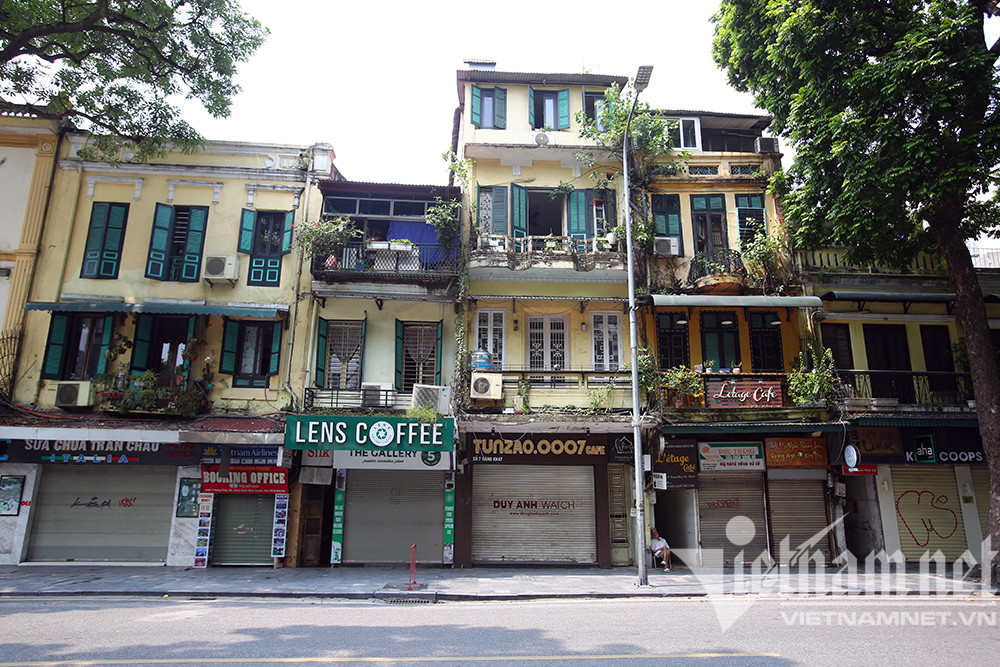 Những tuyến phố ở quận Hoàn Kiếm vốn sôi động nhất Thủ đô, nhưng trong những ngày giãn cách, những ngôi nhà hình ống trên phố hàng Khay chỉ cửa đóng then cài, mãi mới thấy một ông cụ ngồi tựa cửa khi phố thưa người qua.