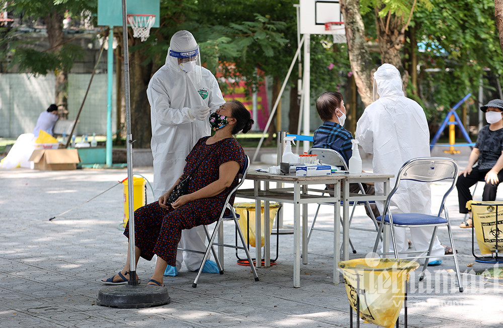 Một số địa bàn có nguy cơ cao lây nhiễm Covid-19 được Hà Nội lấy mẫu xét nghiệm diện rộng.