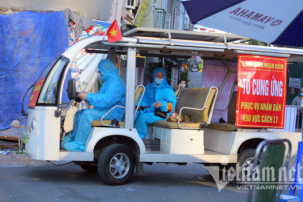 Hình ảnh từ bên trong nơi cách ly y tế phường Chương Dương quận Hoàn Kiếm. Ngày 31/7, các lực lượng tiến hành test nhanh Covid-19 và tiêm vắc xin cho người dân khi trước đó khu vực này có ca nhiễm Covid-19.