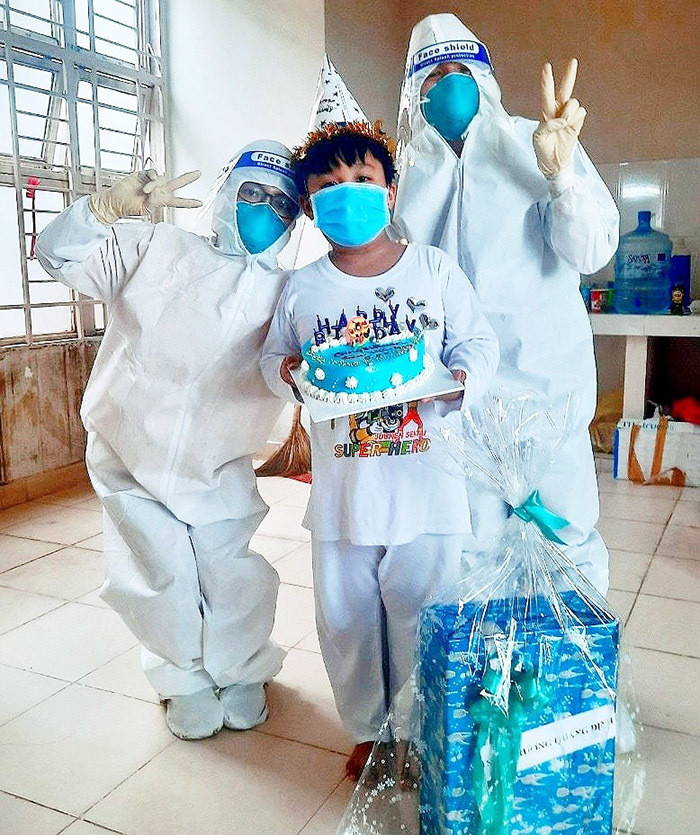 Me mat vi Covid-19, em be F0 duoc to chuc sinh nhat trong benh vien-Hinh-2