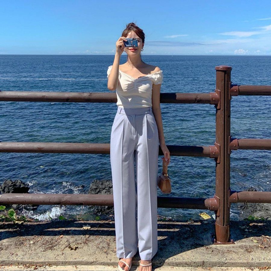 Set áo trễ vai + quần ống suông sẽ là set đồ bạn cần, kiểu áo blouse ôm sát tôn đường cong sẽ giúp cô nàng nào trông cũng thật quyến rũ, duyên dáng.