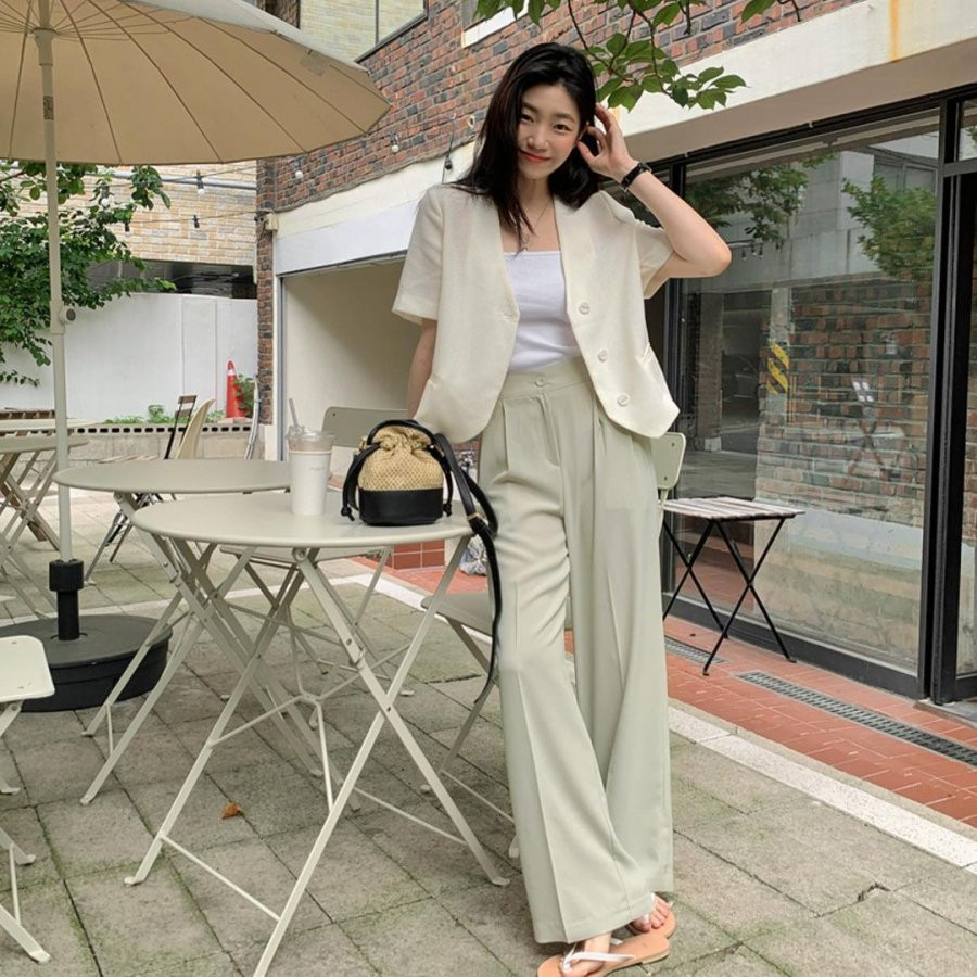 Với những cô nàng sành điệu combo quần ống suông + áo tank top + áo blazer đơn giản nhưng chưa bao giờ lỗi mốt. Khi chọn áo blazer, bạn nên chọn dáng áo ngắn ngang thắt lưng để vừa tôn dáng lại vừa hợp mốt.