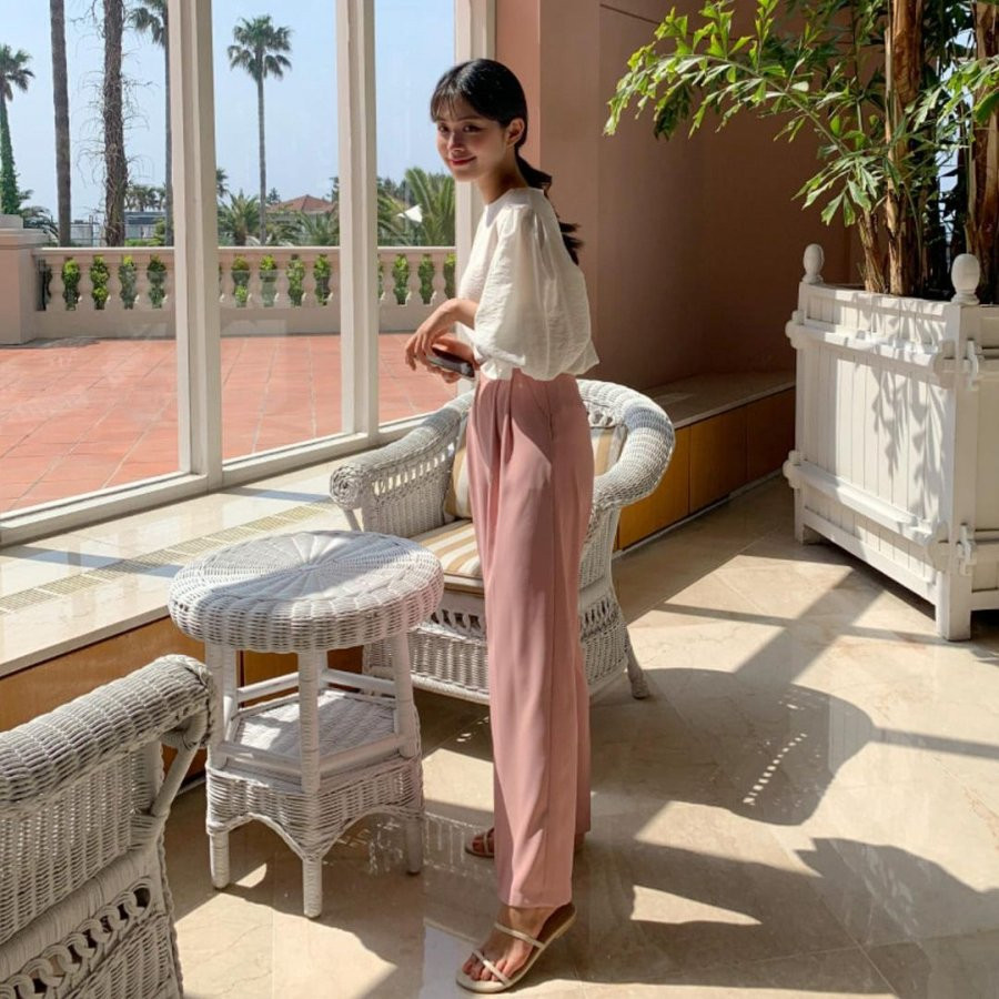 Có thể đổi gió với áo blouse với các chi tiết cách điệu như may bồng, đính ren để tạo cảm giác sang xịn, thu hút mà cũng thật nữ tính, dịu dàng, phù hợp với những ngày Hè oi ả.