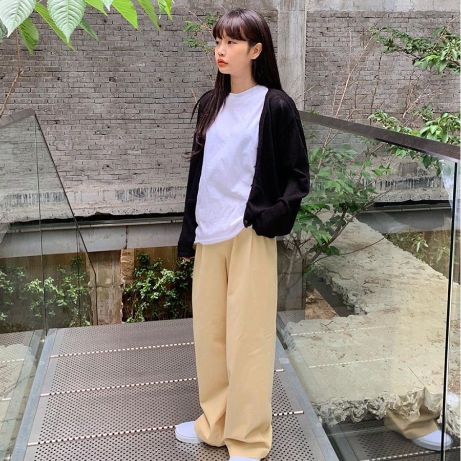 Diện combo áo trắng + quần ống suông tạo cảm giác rất tươi mát, thêm 1 đôi giày thể thao hoặc giày bệt là đủ tạo cảm giác thoải mái, năng động.