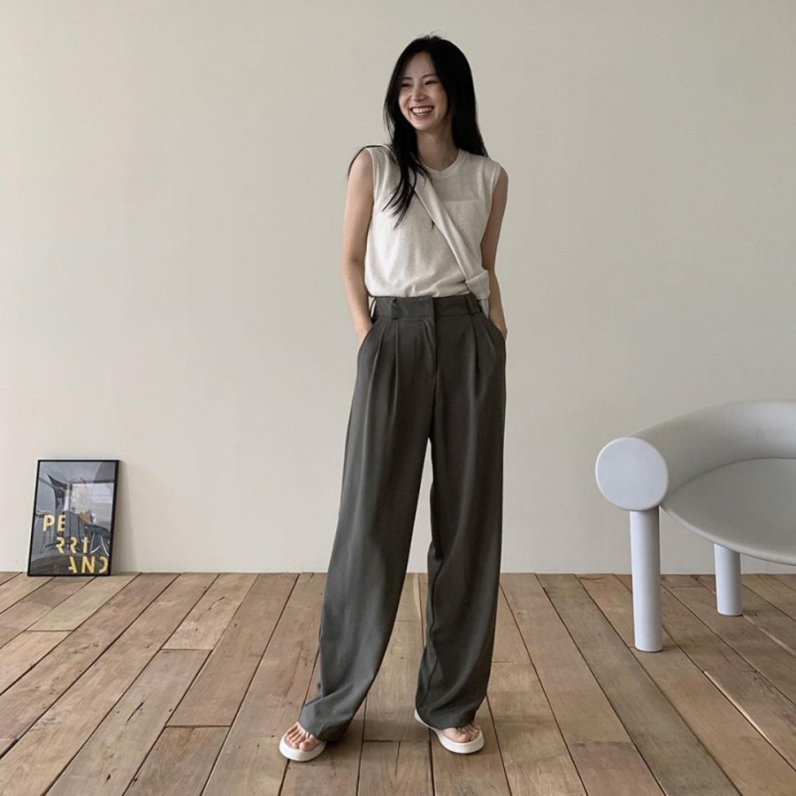 Set quần ống suông + áo tank top. Set đồ này vừa thời thượng còn vừa tạo cảm giác năng động cho người diện.