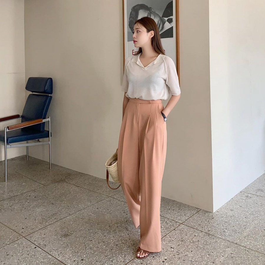 Khi lên đồ dạo phố cùng bạn bè, bạn có thể chọn 1 chiếc quần ống suông mang tông hồng đào, hồng nude mix cùng những tông màu sáng như trắng, xám trắng. Hoàn thiện set đồ với 1 chiếc túi cói là bạn đã có outfit thật xinh tươi, ngọt ngào.