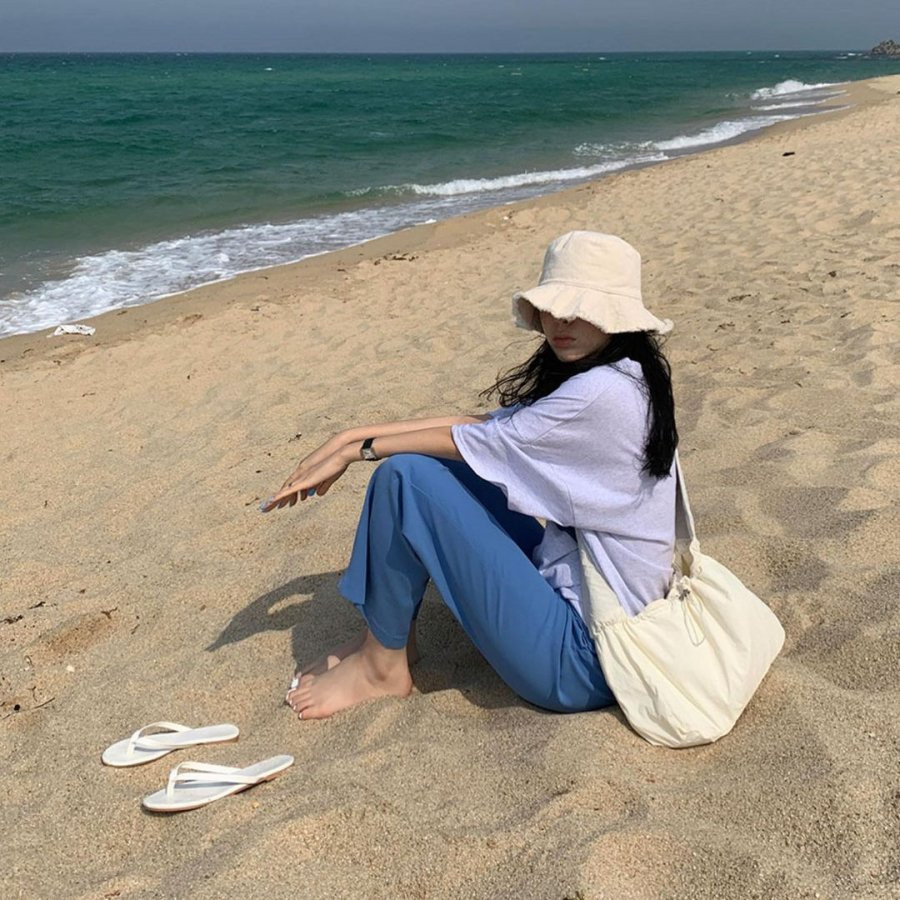 Áo phông + quần ống suông là sự kết hợp chuẩn không thể bỏ qua của nhưng cô nàng sành điệu. Chiếc áo phông trơn đơn giản nhất + quần suông cũng có thể tôn lên vẻ sang trọng một cách trọn vẹn nhất.