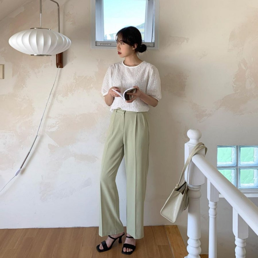 Diện quần ống suông với 1 chiếc áo ren cách điệu. Lối lên đồ này tạo cảm giác vừa thời thượng sang chảnh lại vừa ngọt ngào, nữ tính, thêm một chiếc túi cùng tông và 1 đôi sandal nhẹ nhàng để có vẻ ngoài thời thượng nhất.