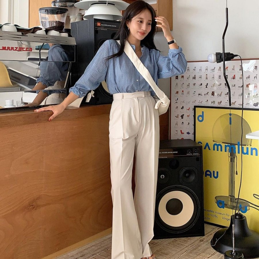 Bộ đôi áo sơ mi và quần ống suông mang ấn tượng tao nhã, ai cũng có thể diện đẹp. Quần ống suông màu trắng là item phổ biến trong tất cả các mùa, bạn có thể dùng nó làm điểm nhấn cho bất kỳ chiếc áo sơ mi nào của mình.