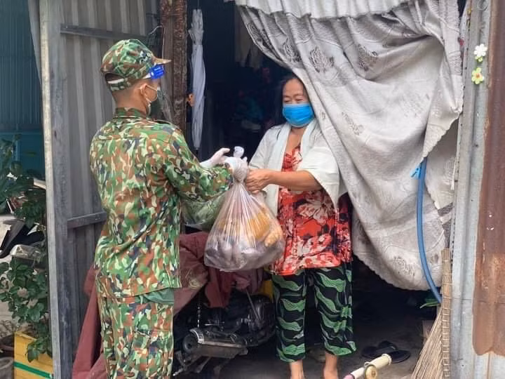 TP HCM: Luong nguoi ra duong tang 16% so voi hom qua-Hinh-3