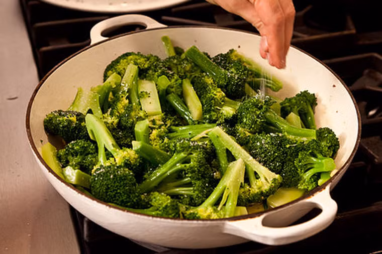 Súp lơ. Súp lơ là thực phẩm dễ kiếm, giá rẻ song rất tốt cho sức khỏe như trị táo bón, tăng cường chức năng hoạt động của xương, tim… Với nguyên liệu này, bạn có thể chế biến thành những món ngon như súp lơ xào, salad súp lơ, thành phần cho nồi lẩu chay nóng hổi.