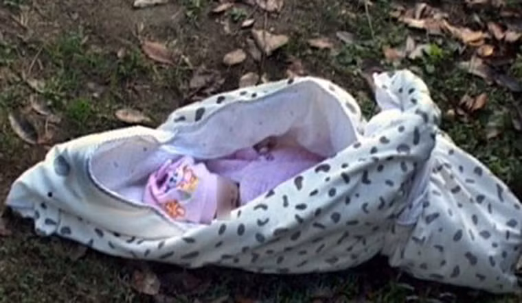 Với những đứa trẻ không may mắn được phát hiện kịp thời, các em cầm chắc cái chết trong tay. Không ít trường hợp phát hiện trẻ sơ sinh chết vì lạnh do bỏ rơi ở bụi rậm, nhà hoang, nơi vắng người qua lại.