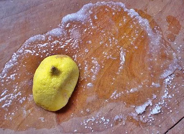 Khử mùi hôi ở thớt. Khi thái đồ chín, cần khử trùng thớt thật kỹ. Bằng cách dùng vài lát chanh đánh kỹ bề mặt rồi cho vào lò vi sóng làm nóng, bạn có thể yên tâm sử dụng.