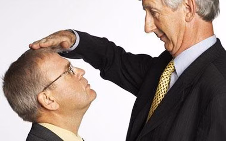 Nam giới cao lớn. Đối tượng nam giới cao từ 1,75 m trở lên có nguy cơ mắc căn bệnh này cao hơn 13% so với những người có chiều cao khiêm tốn. Tuy nhiên, tiến sĩ Michael Blaise Cook đến từ Viện Ung thư quốc gia Mỹ cho biết: “Nghiên cứu cho thấy mối liên hệ mật thiết giữa chiều cao và bệnh ung thư tinh hoàn. Dù vậy, nguyên nhân thực sự ẩn sau sự liên hệ này vẫn chưa được sáng tỏ”.