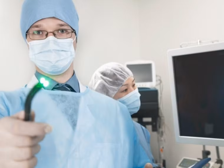 Có nhiều cách để phát hiện ung thư tuyến tụy như chụp CT, MRI. Ở đó, chụp CT và MRI có thể phát hiện ra các khối u lớn hơn 2 cm trong tuyến tụy. Song với các khối u nhỏ hơn thường khó phát hiện. Nhìn chung, tiến hành siêu âm nội soi (EUS) được xem là phương pháp hữu hiệu để phát hiện. Phương pháp này có thể phát hiện các khối u nhỏ mà chụp CT hoặc MRI không thể nhìn thấy.