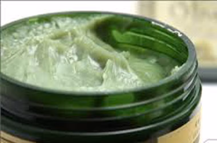 Làm ấm sản phẩm chăm sóc sắc đẹp để chúng dễ thẩm thấu. Dùng lò vi sóng để làm dầu ủ, hấp tóc ấm lên trong 10-20 giây, bạn sẽ thấy hỗn hợp này mang lại hiệu quả bất ngờ. Bạn cũng có thể làm tương tự với các sản phẩm dưỡng da, nhất là kem giữ ẩm. Lưu ý, nhớ trộn đều kem và thử nhiệt độ bằng ngón tay trước khi xoa lên mặt.