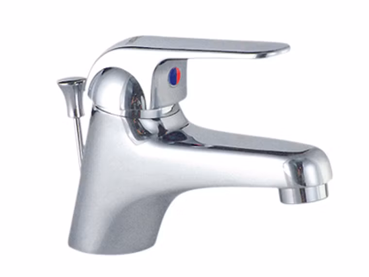 Loại bỏ lớp ố vàng trên vòi nước chất liệu crom. Sử dụng nửa quả chanh, vắt lấy nước rồi lau nhẹ nhàng bằng vải mềm. Vòi nước sẽ trở nên bóng lộn như mới.