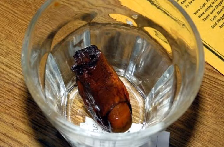 Cocktail ngâm ngón chân người. Khi sở hữu ngón chân của người chết hoặc người sống tình nguyện trao, người ta không nghiền nhỏ ngón chân người mà dùng chúng để ngâm với rượu, pha chế cocktail. Loại nước giải khát này có tên là Sourtoe và được phục vụ tại quán bar The Sourdough Saloon (Canada).