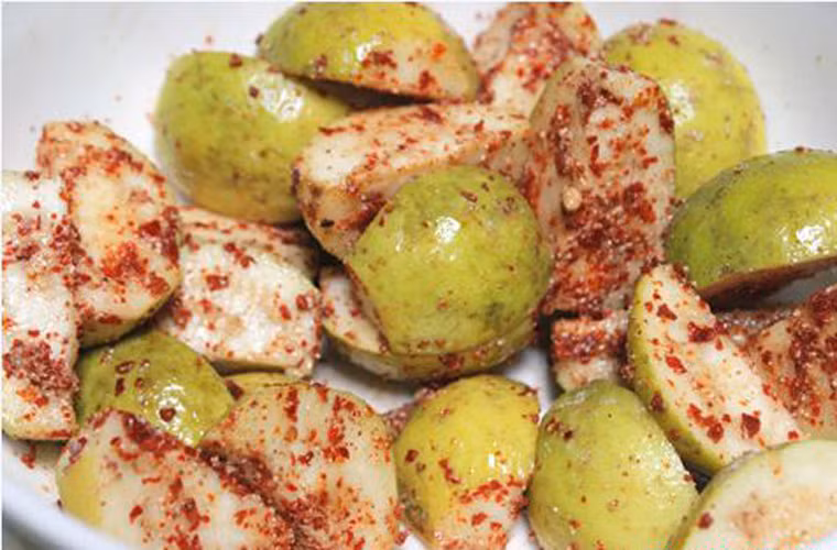 Khi thành phẩm, miếng ổi giòn thấm đẫm vị chua cay mặn ngọt từ xí muội và ớt bột dễ ăn và vô cùng hấp dẫn.