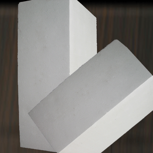 Khi thực phẩm chỉ chiếm diện tích nhỏ, bạn nên tận dụng một vài miếng xốp cho vào tủ. Nhìn chung, khả năng dẫn nhiệt của xốp kém, hầu như không hút lạnh. Làm theo cách trên, dung tích ban đầu của tủ lạnh được thu nhỏ, khiến thời gian làm việc của bộ phận chế lạnh được rút ngắn.