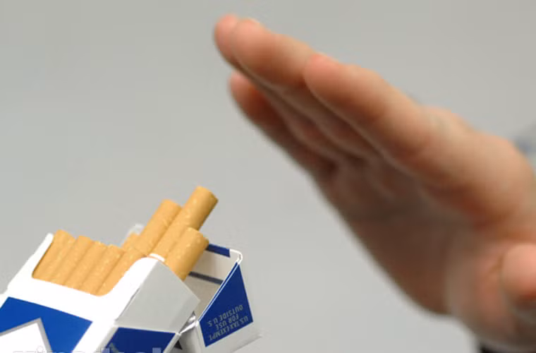 Để bảo vệ mình, tốt nhất nên từ bỏ thói quen xấu này càng sớm càng tốt. Ban đầu, người hút cần giảm lượng thuốc hút trong ngày; dùng miếng dán hoặc kẹo cao su chứa nicotin để quên dần khói thuốc rồi cắt hẳn.