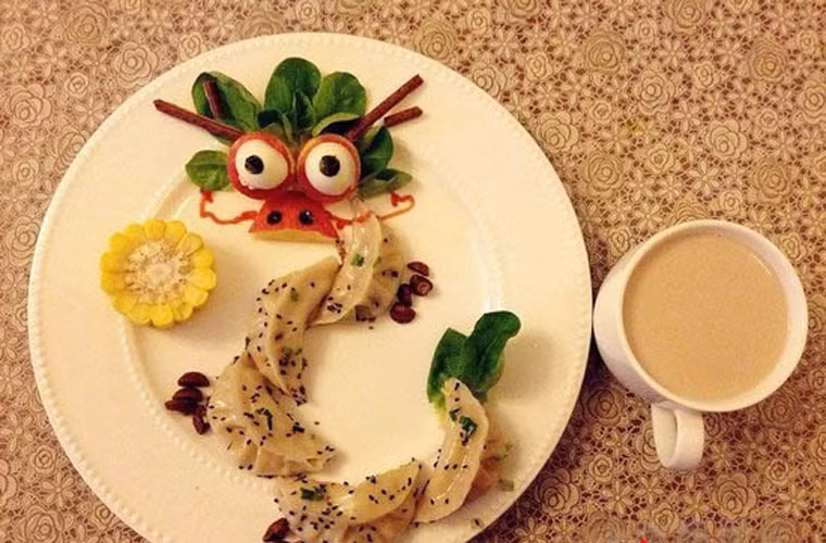 Bữa sáng mô phỏng hình chú rồng nhiều màu sắc, khá hấp dẫn với đối tượng trẻ nhỏ.