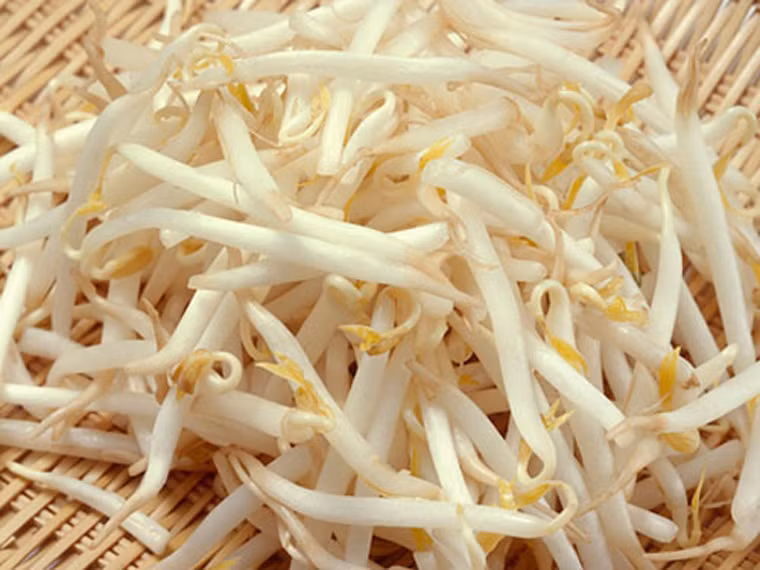 Giá đỗ. Giá đỗ chứa lượng vitamin C dồi dào rất hữu ích trong việc trị hoại huyết. Thực phẩm này cũng có tác dụng giảm cholesterol và chất béo trong thành mạch máu, phòng chống các bệnh về tim mạch. Bạn có thể dùng giá đỗ để xào với đậu phụ, mướp hương hoặc chế biến thành món kim chi ngon đúng điệu.