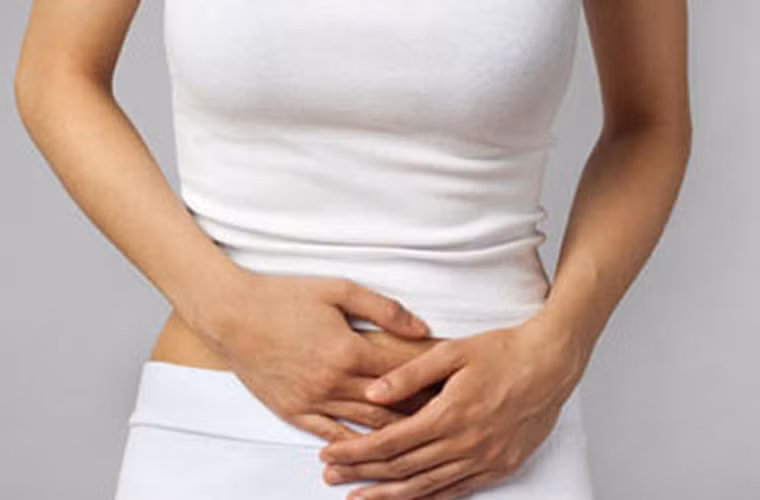 Bên cạnh đó, chị em mắc ung thư buồng trứng còn đối diện với chứng tiêu chảy, táo bón, đi tiểu thường xuyên, nước tiểu có màu bất thường.