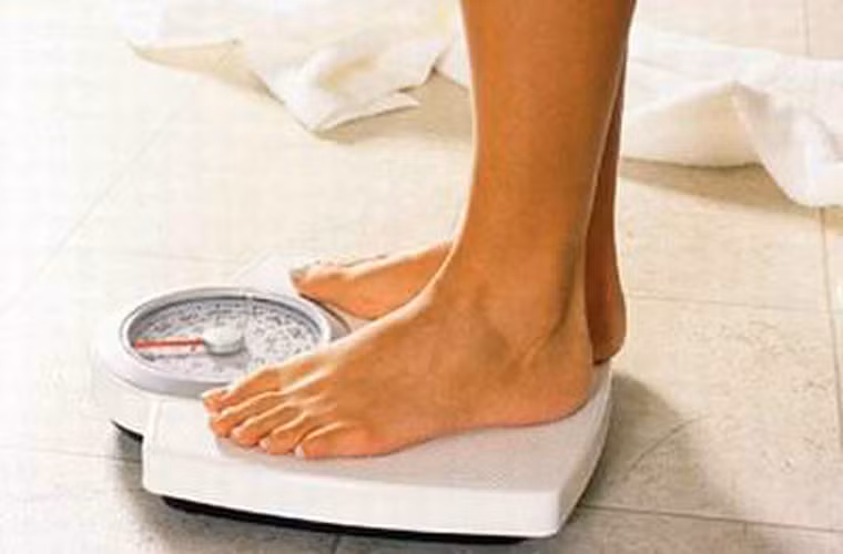 Giảm cân đột ngột. Tình trạng giảm cân đột ngột không chỉ là dấu hiệu của ung thư buồng trứng, nó còn chỉ ra nhiều vấn đề sức khỏe khác.