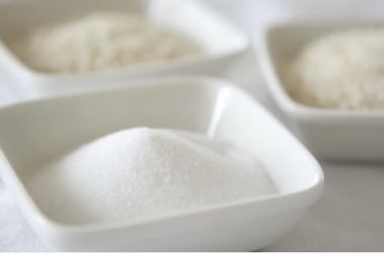 Ngoài việc chuẩn bị táo mèo, muốn có món quà dầm đúng điệu bạn cần chuẩn bị thêm muối, ớt và chút đường.