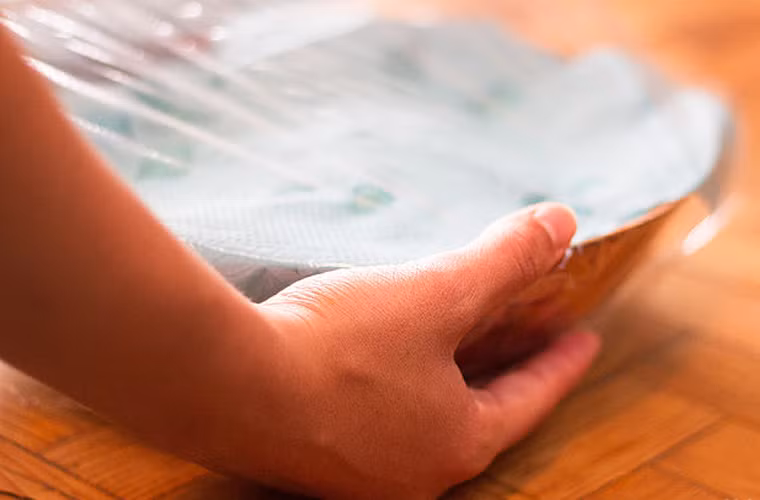 Dùng màng ni lông bịt kín bát bảo quản trong tủ lạnh.