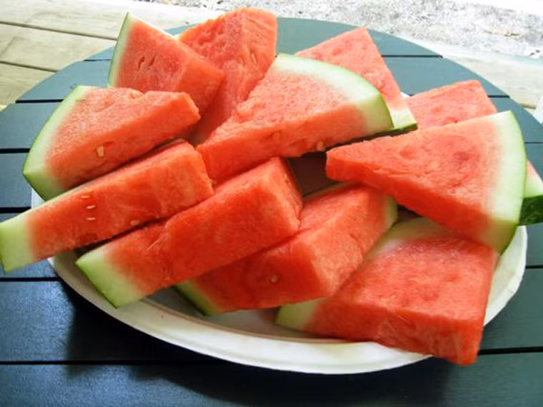 Dưa hấu, dưa chuột và củ cải. Dù không phải vứt bỏ do bị ôi thiu song dưa hấu, dưa chuột, củ cải khi được rã đông sẽ trở nên sũng nước, nhạt, không mang lại cảm giác ngon miệng cho người ăn.