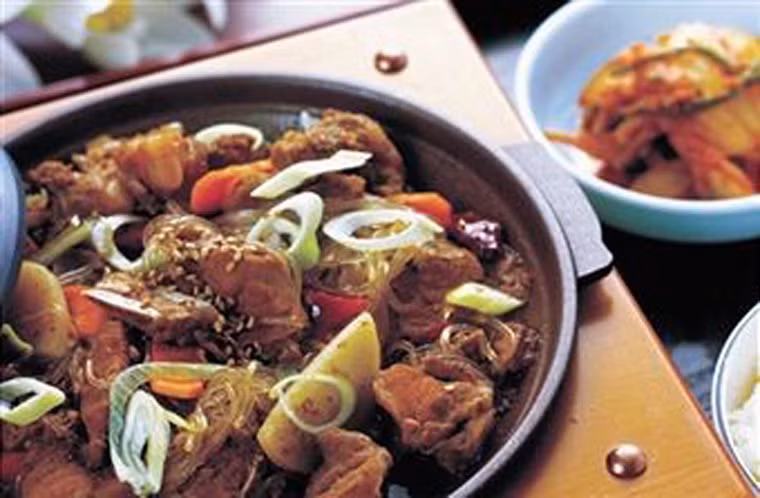 Thực phẩm đun đi đun lại nhiều lần. Ngay cả khi đã bảo quản kỹ trong tủ lạnh thì việc nấu lại nhiều lần vẫn khiến thực phẩm hao tổn chất dinh dưỡng, tạo nên hóa chất không có lợi cho sức khỏe.