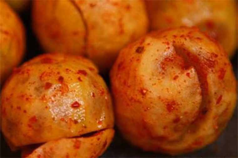 Sức hấp dẫn của sấu chín dầm muối ớt đến từ lớp vỏ ngoài ngấm gia vị song vẫn giữ được cảm giác giòn tan, vị chua, cay, mặn ngọt hài hòa. Càng để lâu lớp vỏ ngấm đường càng mềm và đậm hơn.