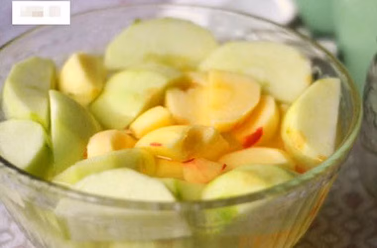 Vớt táo đã ngâm qua nước muối loãng để ráo trút vào bình thủy tinh, cho hỗn hợp nước muối đường, ớt vừa pha vào bình ngâm.