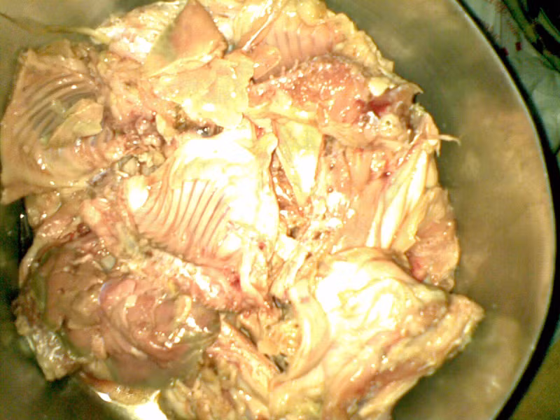 Tiếp đó, nguyên liệu được chặt thành từng miếng vừa ăn, dùng ngũ vị hương, sả, ớt, tỏi, muối, đường, bột ngọt… để ướp dậy mùi thơm.