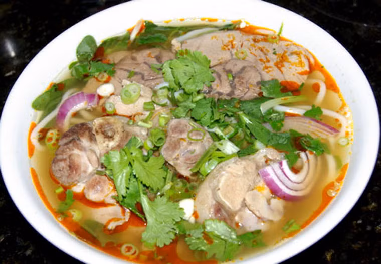 Bún bò. Bún bò có nhiều nơi song phải đến Huế mới cảm nhận được trọn vẹn hương vị tuyệt vời của những viên mọc làm từ cua, giò sống; từng lát thịt bò thái mỏng, móng giò ninh nhừ, rau quế trắng cùng nước lèo cay, béo mà không ngấy.