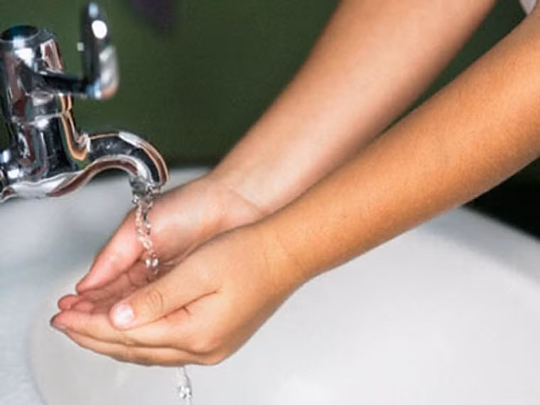 Loại bỏ mùi hôi từ tay. Ngoài cách làm sạch mùi hôi do thức ăn bám lại ở tay bằng xà phòng, chị em nên dùng muối kết hợp với giấm để rửa. Với cách này, bạn vừa dễ dàng làm sạch, vừa đảm bảo sức khỏe cơ thể.