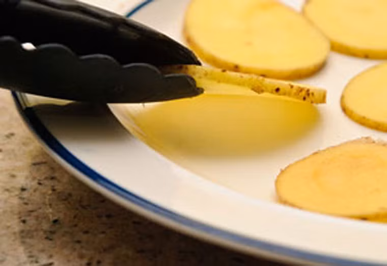 Đặt khoai ở mép ngoài khay nướng. Việc đặt các loại khoai ở phía ngoài khay nướng giúp chúng tiếp xúc với nhiệt tốt, chín đều hơn.